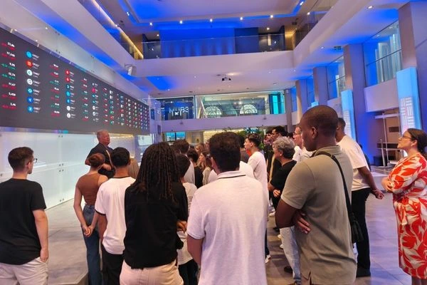 alunos no museu da B3 - 5.webp